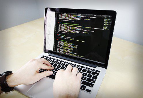 Yazılım geliştirme sürecinde analiz, tasarım, kodlama ve test adımlarını gösteren proje yönetim görseli